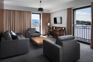 Фото номера Люкс с видом на озеро Отель Heron Live Hotel Marina &amp; SPA г. Грудек-над-Дунайцем 9