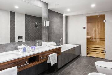 Фото номера Люкс с видом на озеро Отель Heron Live Hotel Marina &amp; SPA г. Грудек-над-Дунайцем 7
