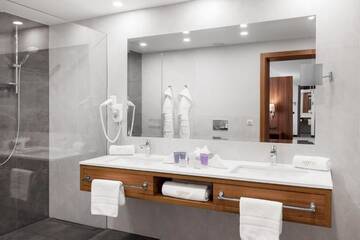 Фото номера Люкс с видом на озеро Отель Heron Live Hotel Marina &amp; SPA г. Грудек-над-Дунайцем 8